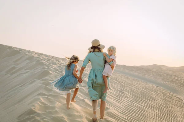Молодая Красивая Мать Двумя Маленькими Дочерьми Пустыне Дубае — стоковое фото