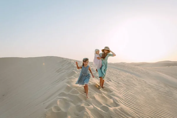 Молодая Красивая Мать Двумя Маленькими Дочерьми Пустыне Дубае — стоковое фото