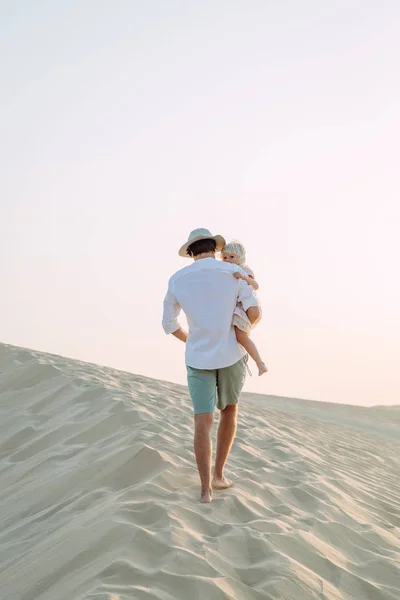 Father Holding His Little Daughter Desert Dubai — Stock Photo, Image