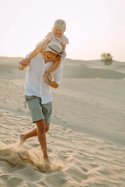 Padre Sosteniendo Hijita Desierto Dubai — Foto de Stock