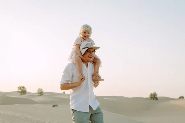 Pai Segurando Sua Filhinha Deserto Dubai — Fotografia de Stock