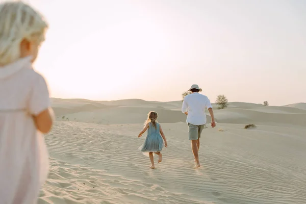 Joven Padre Divirtiéndose Con Sus Hijas Desierto — Foto de Stock