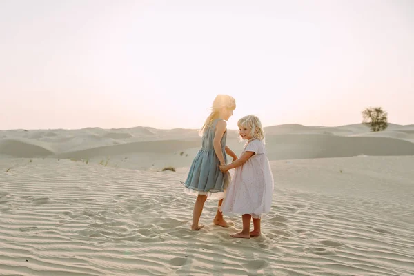 迪拜沙漠沙丘上的两个小女孩 — 图库照片
