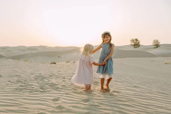 Две Маленькие Девочки Идут Песчаным Дюнам Пустыне Дубае — стоковое фото