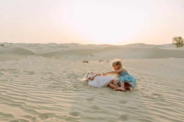 Två Små Flickor Sanddyner Öknen Dubai — Stockfoto