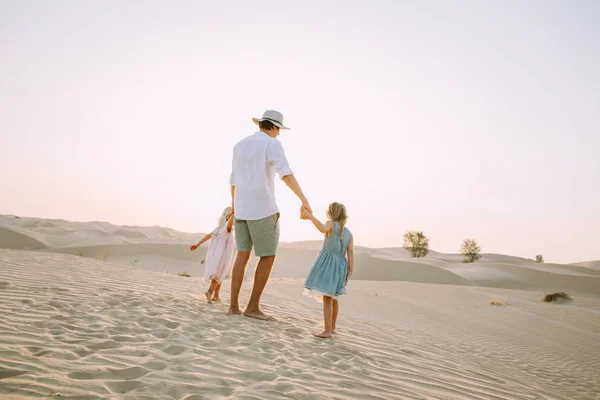 Joven Padre Divirtiéndose Con Sus Hijas Desierto — Foto de Stock