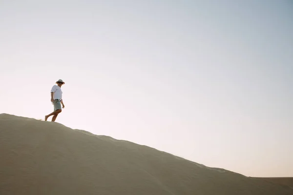 Homme Marchant Sur Une Dune Dans Désert Tout Regardant Coucher — Photo