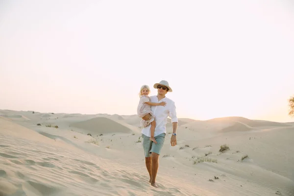 Boldog Apa Játszik Kislánya Sivatagban — Stock Fotó