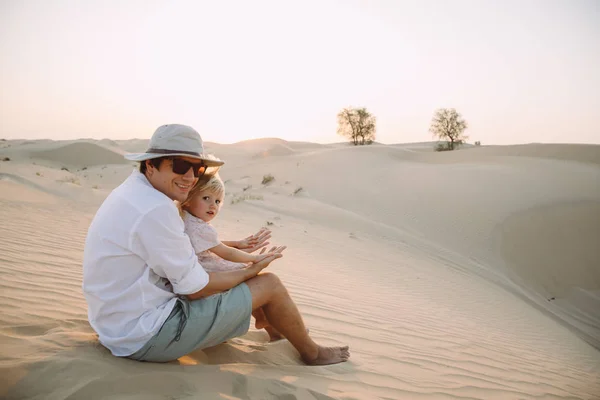 Счастливый Отец Играет Своей Маленькой Дочерью Пустыне — стоковое фото