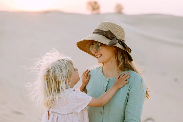 Jonge Mooie Moeder Met Schattig Dochtertje Woestijn Dubai — Stockfoto