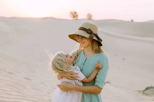 Young Beautiful Mother Cute Little Daughter Desert Dubai — Stock Photo, Image