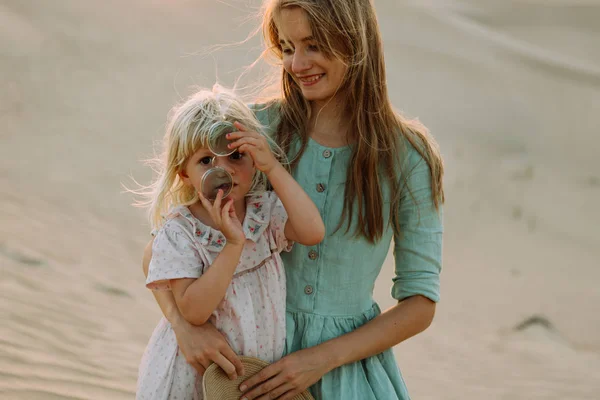Jeune Belle Mère Avec Petite Fille Mignonne Dans Désert Dubaï — Photo