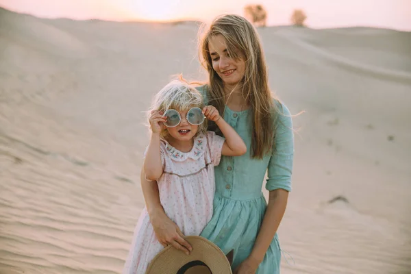 Young Beautiful Mother Cute Little Daughter Desert Dubai — Stockfoto