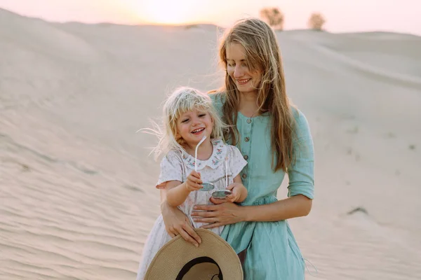 Jonge Mooie Moeder Met Schattig Dochtertje Woestijn Dubai — Stockfoto