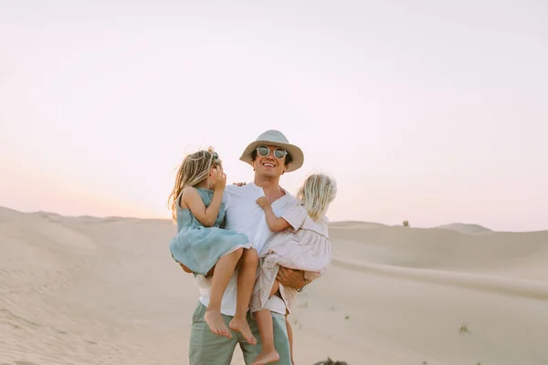 Ευτυχισμένος Πατέρας Κρατώντας Δύο Κόρες Στην Έρημο Στο Ντουμπάι — Φωτογραφία Αρχείου