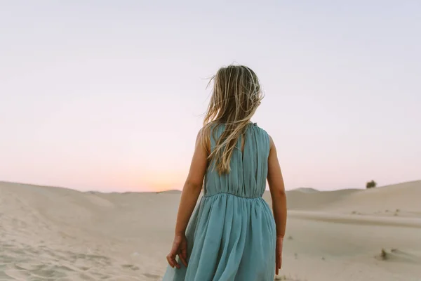 Маленькая Одинокая Девочка Идет Дюне Пустыне — стоковое фото
