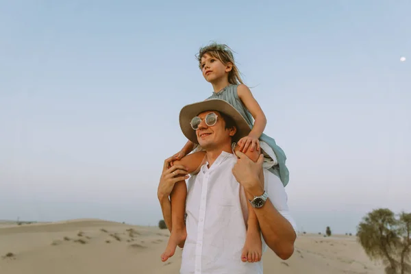 Little Girl Sitting Dad Shoulders Looking Sunset Desert — Stock Photo, Image