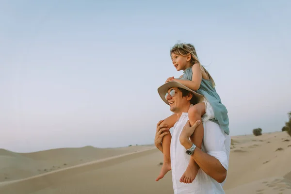 Little Girl Sitting Dad Shoulders Looking Sunset Desert — Stock Photo, Image