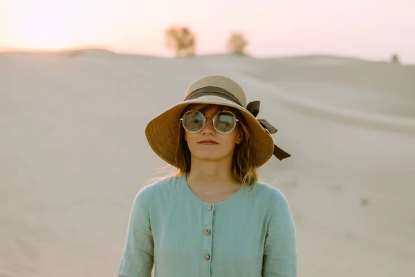 Молода Жінка Зеленими Окулярами Стоїть Мріє Пустелі — стокове фото