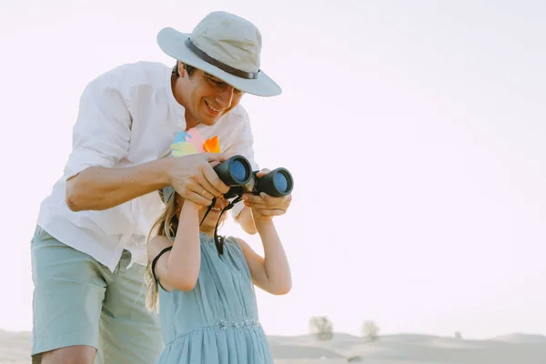 Papa Fille Debout Dans Désert Regardant Travers Les Jumelles — Photo