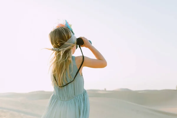 Little Girl Watching Binoculars Desert — Stock Photo, Image