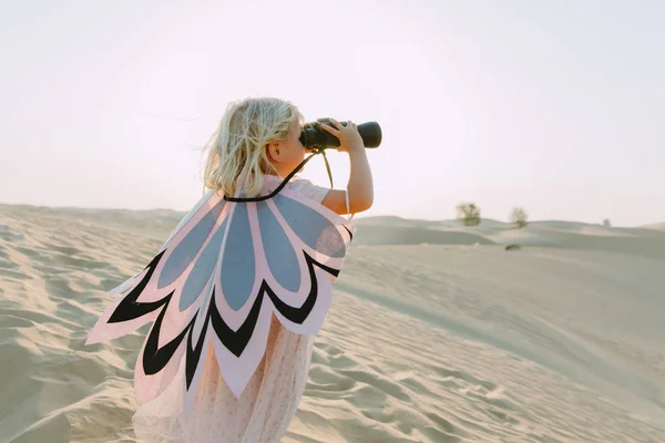 Little Girl Watching Binoculars Desert — Stock Photo, Image