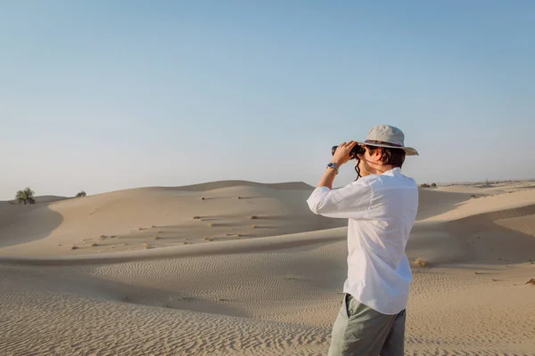 Молодий Чоловік Дивиться Через Бінокль Пустелі — стокове фото