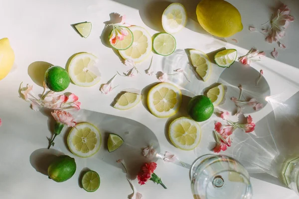 Zitronen Und Limettenscheiben Auf Dem Tisch Mit Sonnenlicht Durch Gläser — Stockfoto