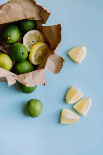 Zitronen Und Limetten Auf Blauem Hintergrund Zitrusfrüchte — Stockfoto