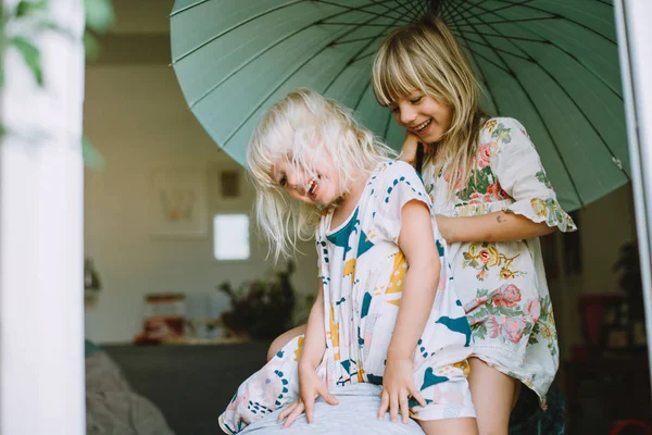 Duas Irmãs Fofas Rindo Juntas Segurando Grande Guarda Chuva Verde — Fotografia de Stock