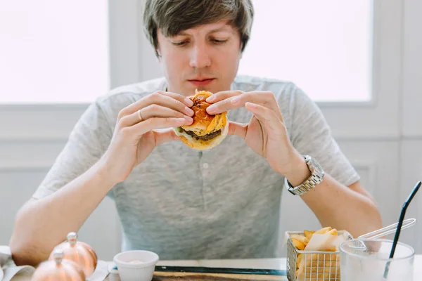 Young Man Casual Clothes Eatig Delicious Burger Cafe — Stock Photo, Image