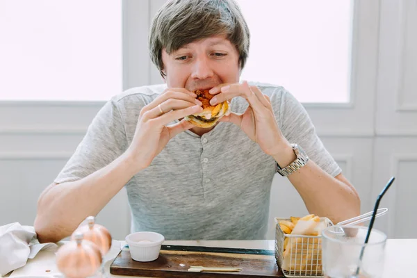 Young Man Casual Clothes Eatig Delicious Burger Cafe — Stock Photo, Image