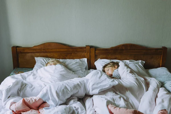 Duas Meninas Dormindo Uma Cama Aconchegante Com Linho Branco — Fotografia de Stock