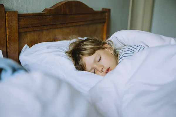 Klein Schattig Meisje Slapen Het Bed Met Witte Linnen — Stockfoto