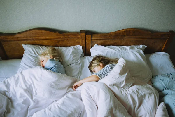 Duas Meninas Dormindo Uma Cama Aconchegante Com Linho Branco — Fotografia de Stock