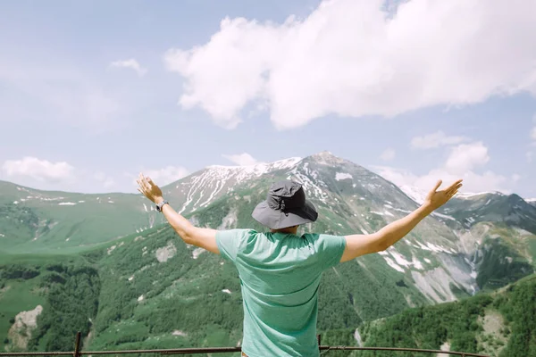 Jeune Touriste Mâle Levant Les Mains Dans Les Airs Regardant — Photo