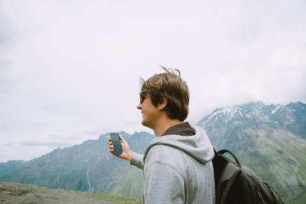 Jeune Touriste Prenant Des Photos Sur Son Téléphone Des Montagnes — Photo