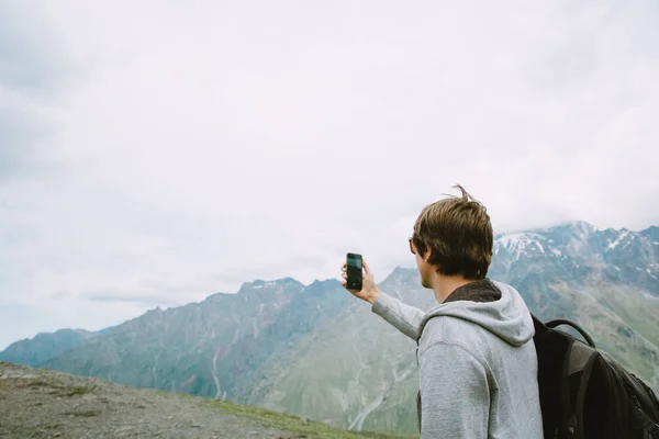 Jeune Touriste Prenant Des Photos Sur Son Téléphone Des Montagnes — Photo