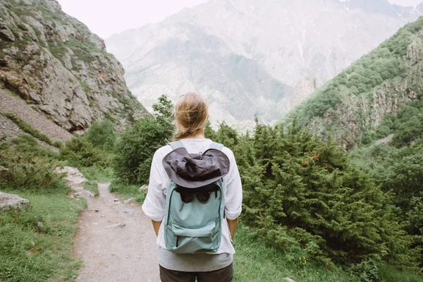 Jeunes Femmes Randonnées Touristiques Dans Les Montagnes Géorgie — Photo