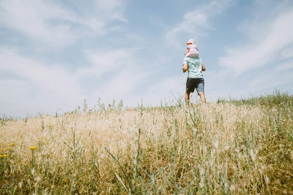 Achteraanzicht Van Vader Met Klein Meisje Zijn Schouders Het Veld — Stockfoto