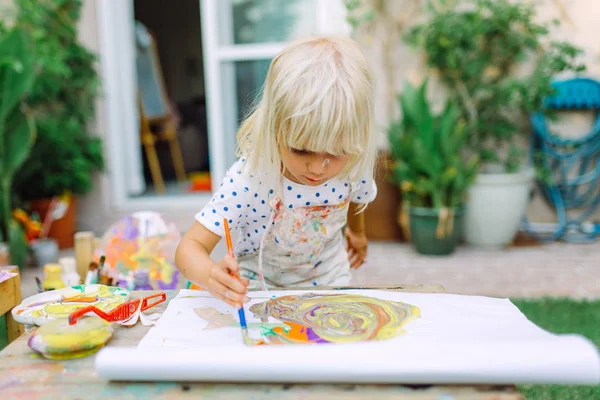 Маленькая Симпатичная Девочка Рисует Саду Смешивает Разные Цвета — стоковое фото