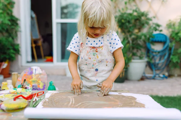 Pequena Linda Pintura Menina Jardim Misturando Cores Diferentes — Fotografia de Stock