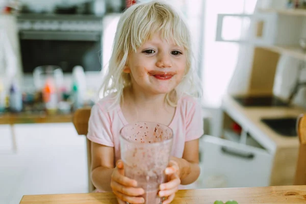 Маленькая Девочка Наливает Стакан Здорового Смузи Кухне — стоковое фото