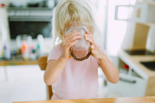 Little Girl Frinking Glass Healthy Smoothie Kitchen — Stock Photo, Image