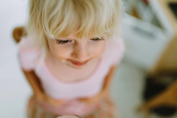 Menina Frinking Copo Smoothie Saudável Cozinha — Fotografia de Stock