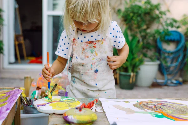 Little Cute Girl Painting Garden Mixing Different Colors — Stock Photo, Image