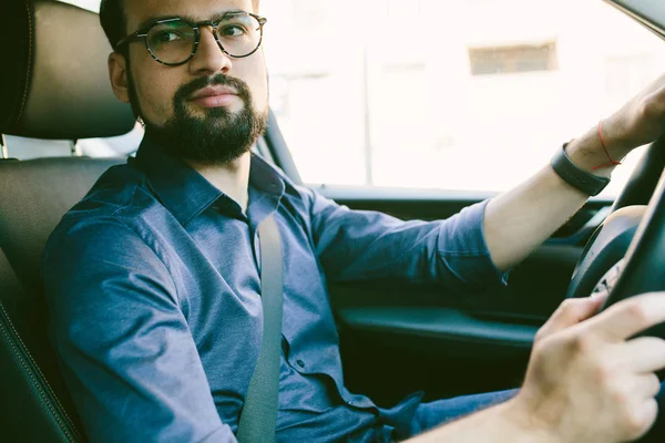 Uomo in occhiali alla guida di una macchina — Foto Stock