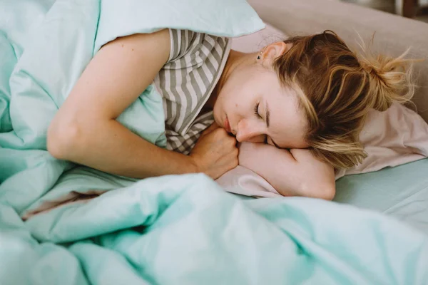 Yatakta uyuyan kadın — Stok fotoğraf