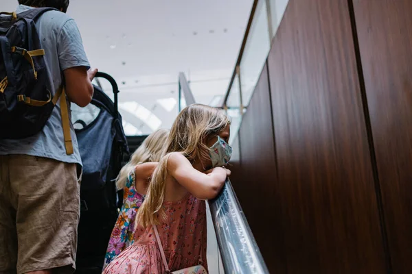 Familia Una Escalera Mecánica Chica Lleva Una Máscara Centro Comercial — Foto de Stock