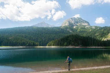 Zabljak, Karadağ - 08.21.2016: Durmitor Milli Parkı 'ndaki kara göl üzerindeki dağlar.